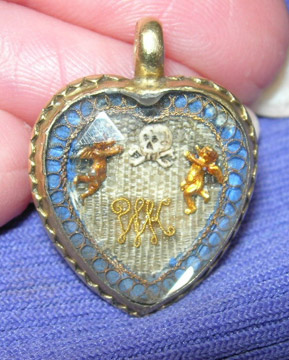 Heart crystal with memento mori symbolism (puti, skull, crossbones with gold wire cypher). Image courtesy of B. Robbins.