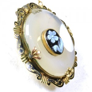 Chalcedony brooch forget me not