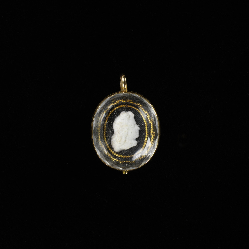 Pendant, gold, set with a cameo under crystal of George I, England, about 1715. Image courtesy of the V&A Museum.