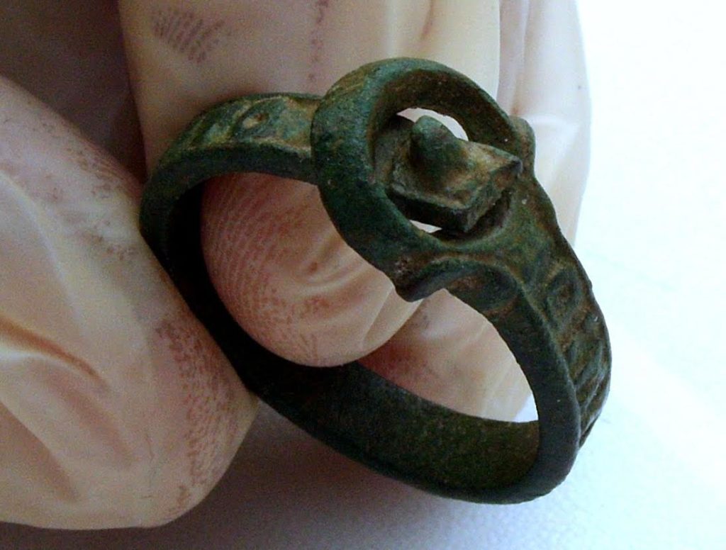 Bronze religious buckle ring, c.14th Century, inscribed "MATER DEI MEMANTO" / "Mother of God Remember Me".