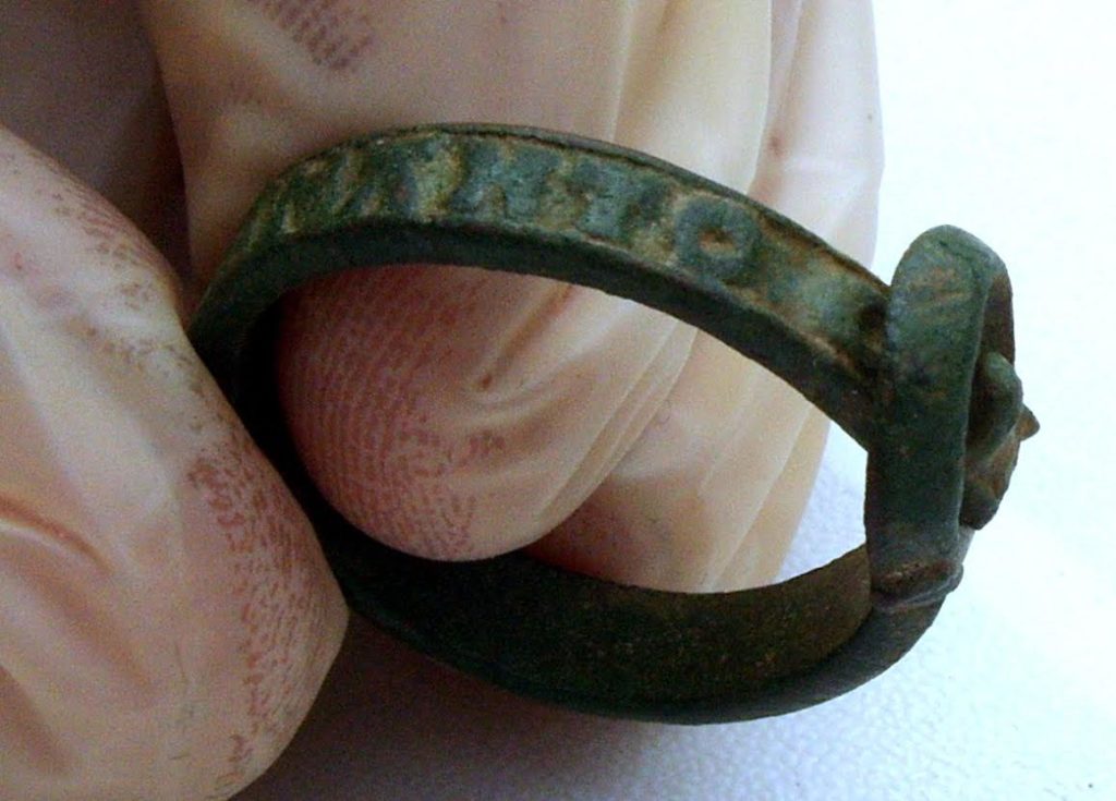 Bronze religious buckle ring, c.14th Century, inscribed "MATER DEI MEMANTO" / "Mother of God Remember Me".