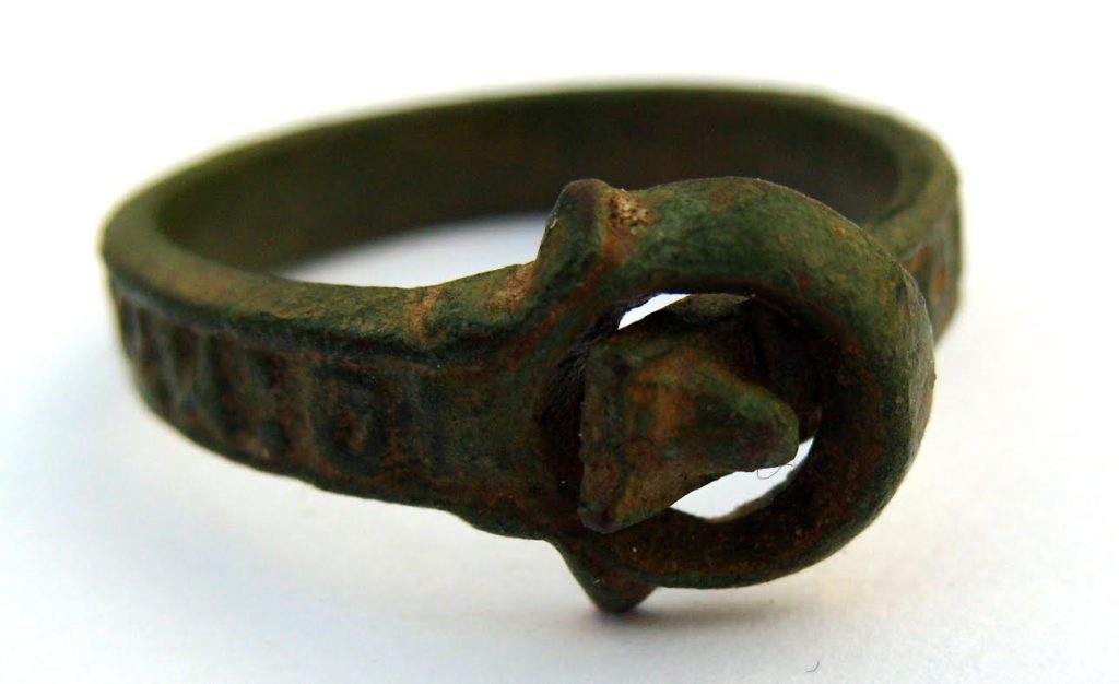 Bronze religious buckle ring, c.14th Century, inscribed "MATER DEI MEMANTO" / "Mother of God Remember Me".