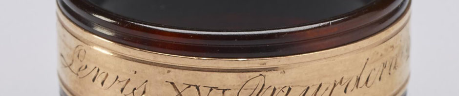 A tortoiseshell and rose gold mourning ring. Reeded tortoiseshell set with central gold band engraved with memorial inscription. In memory of Louis XVI. Royal Collection Trust UK.