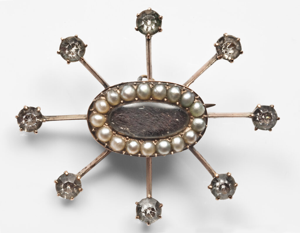 Paste and pearl sentimental brooch with hair. c.1810-1820.