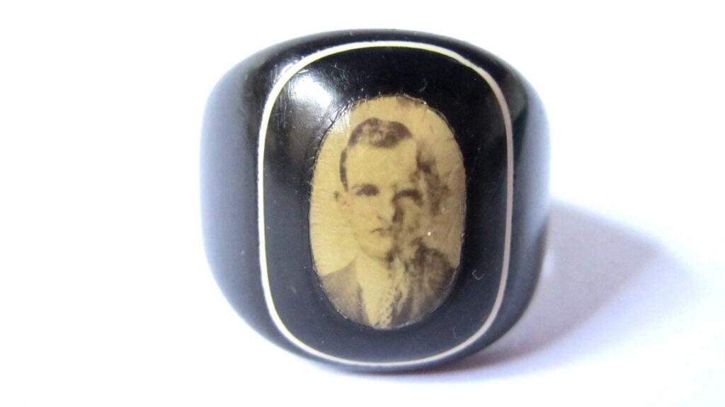c.1940s bakelite photograph ring.