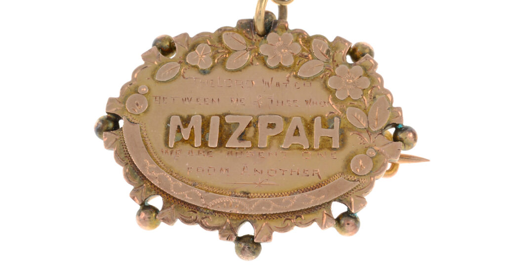 Mizpah brooch with floral surround, hallmarks for Birmingham, 1890, length 3.2cms, 3.6gms. Fellows Auctions, 2024.