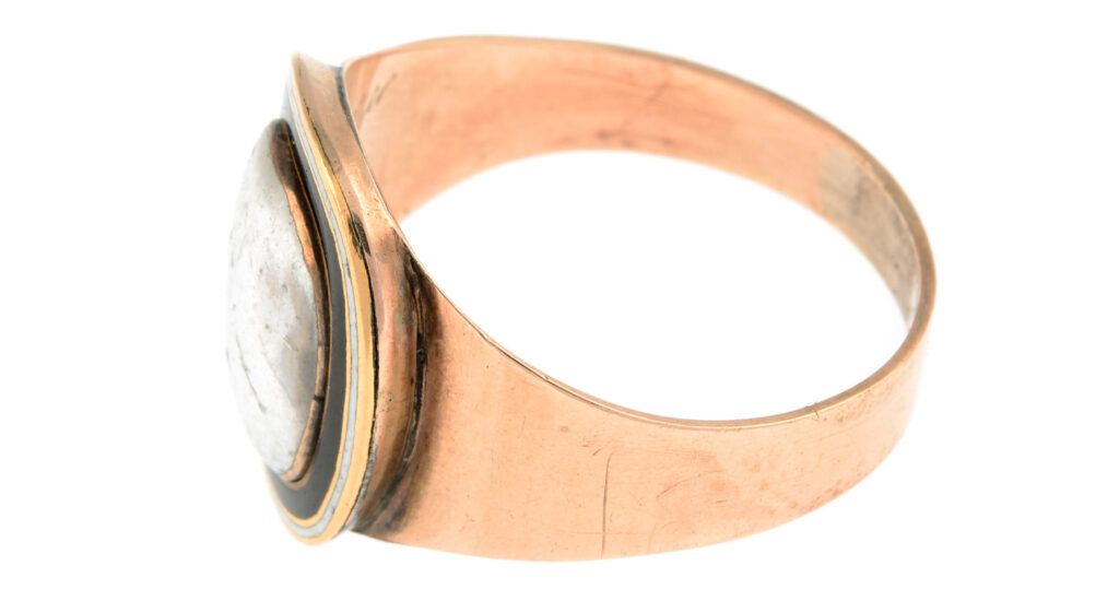 Mourning ring dedicated to 'Mrs Marg. Mackenzie of Suddie, died 13th April 1803, aged 64' from the Joseph Bonner Collection, Fellows Auctions UK.